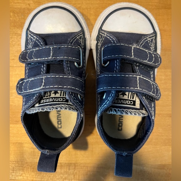 Size 4 (infant) navy converse - Picture 2 of 4